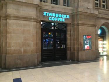 Gereinigte und Restaurierte Fassade im Bereich Querbahnsteige