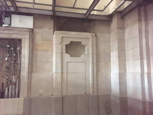 Gereinigtes Fassadensegment vor der Restaurierung